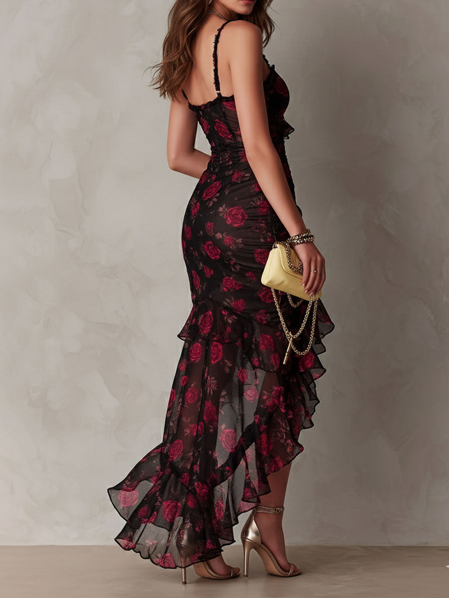 Robe chic à fleurs noires et rouges, taille froncée et ourlet à volants