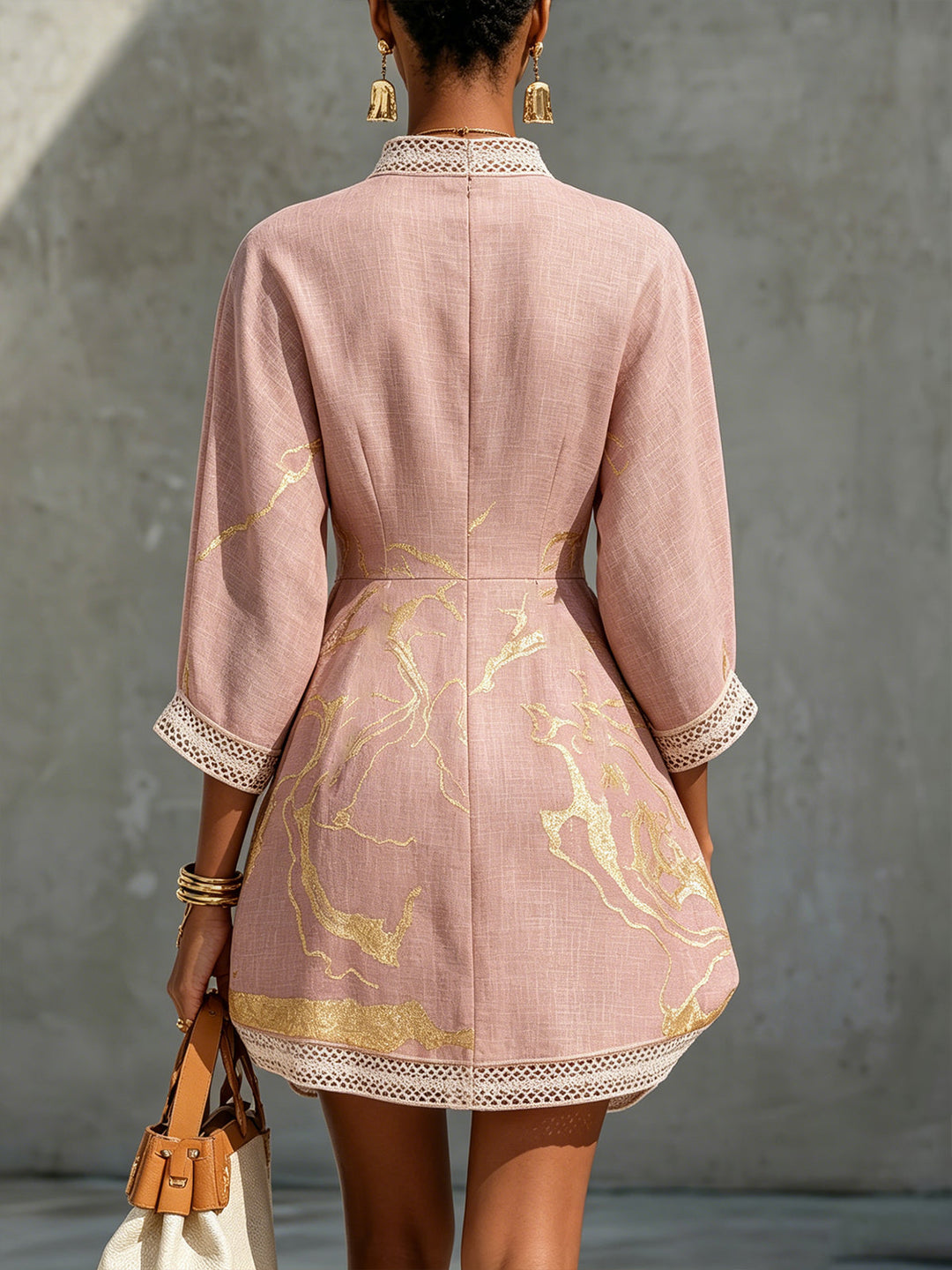 Ninon | Robe Mini en Dentelle Crochetée Rose à Motifs Dorés et Décolleté en V