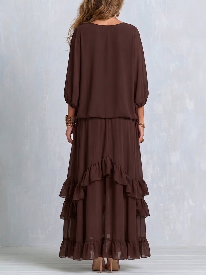 Ensemble composé d’un top marron en mousseline à col V avec cordon à pompons et d’une jupe à volants superposés