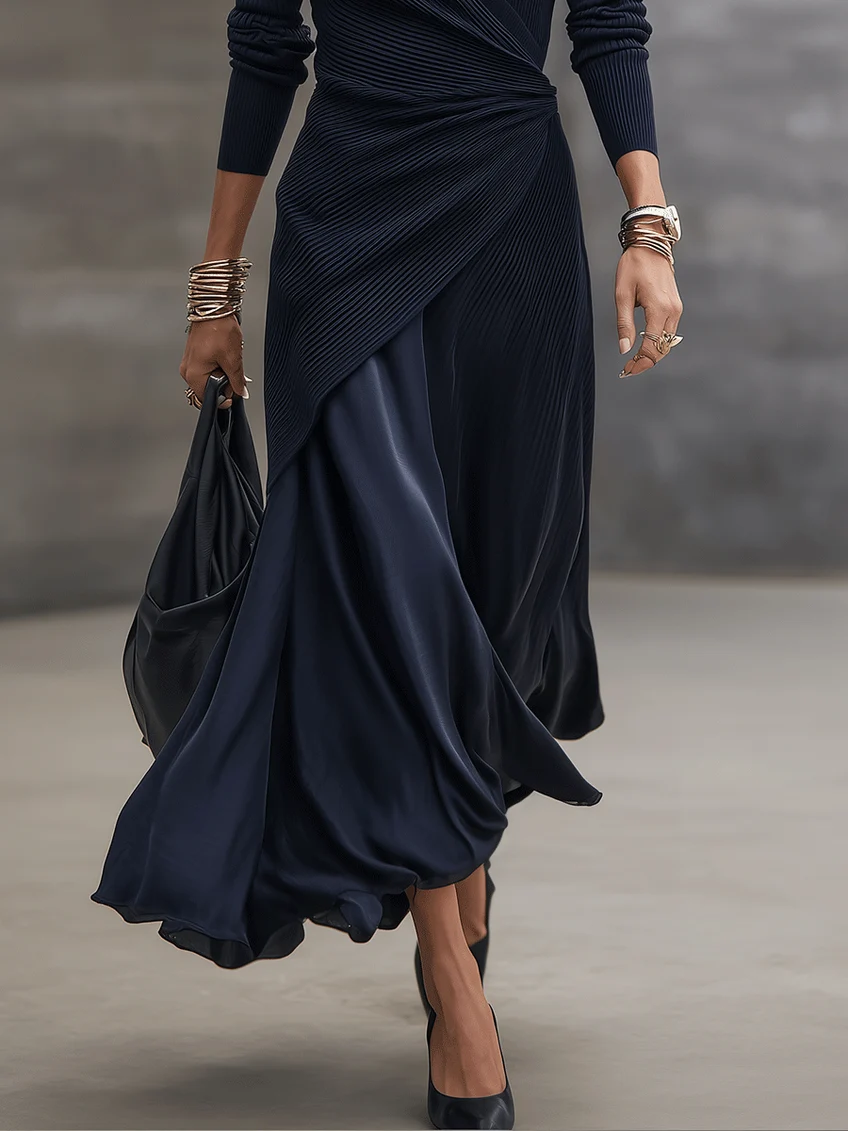Margaux | Robe Maxi Asymétrique à Décolleté en V et Empiècements en Satin Bleu Marine