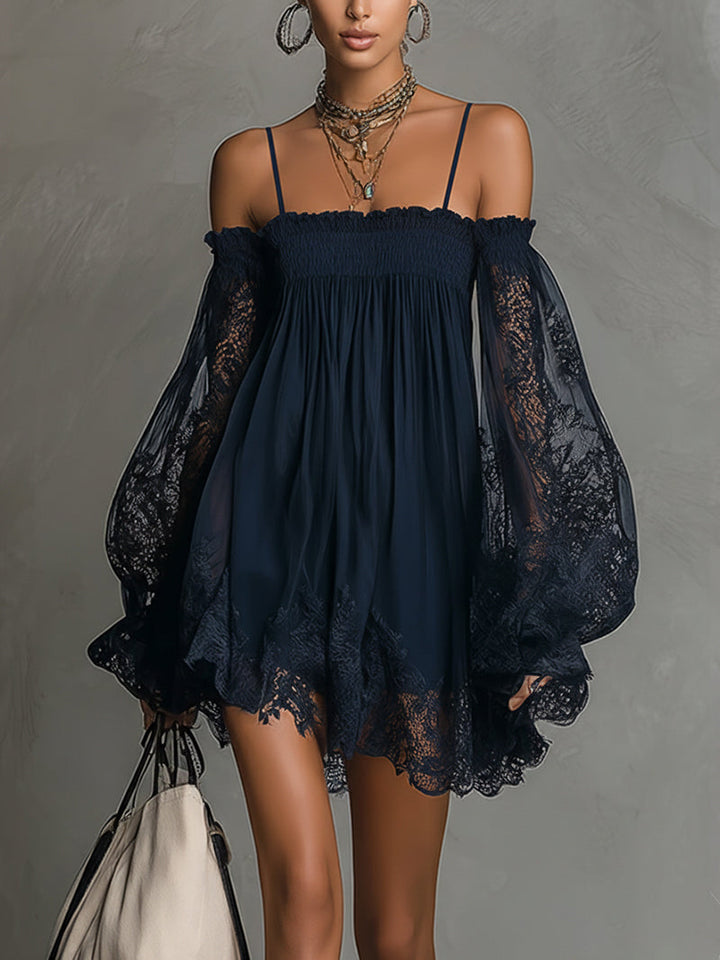 Noemi | Robe courte en mousseline bleu marine à encolure dénudée, finitions en dentelle et manches transparentes