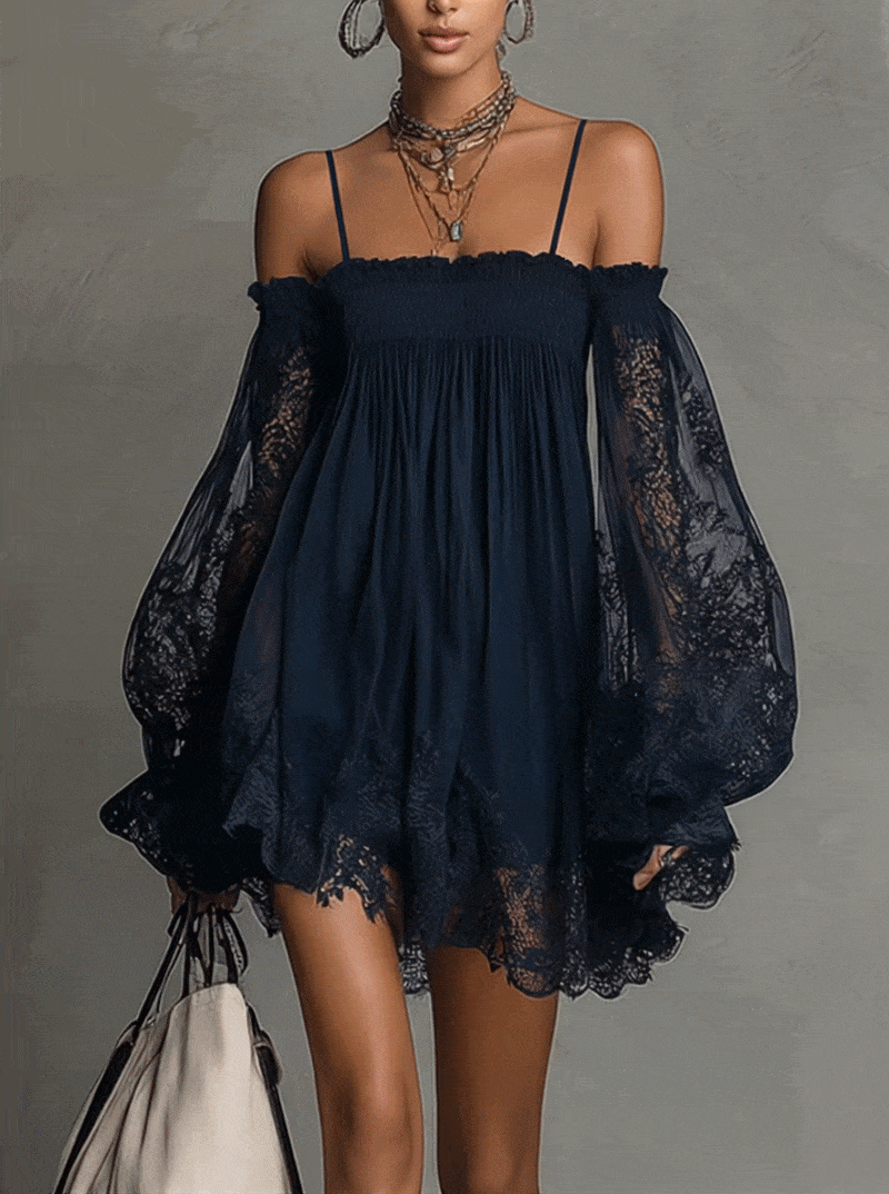 Noemi | Robe courte en mousseline bleu marine à encolure dénudée, finitions en dentelle et manches transparentes
