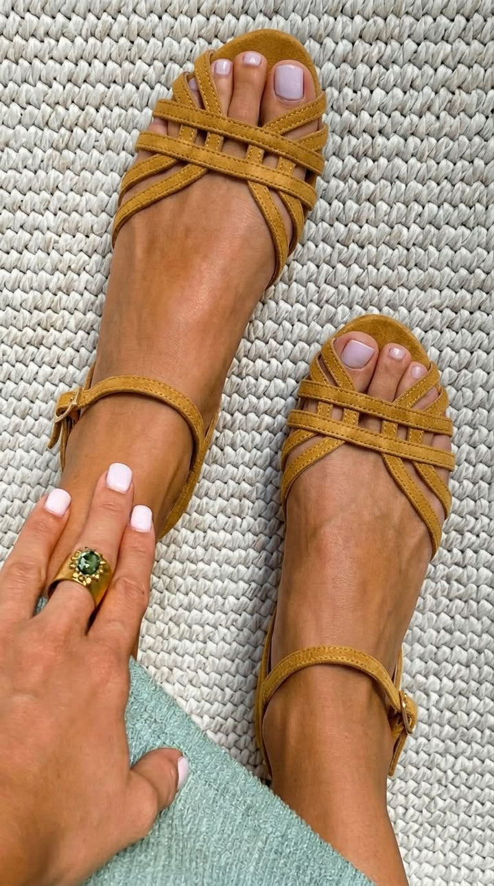 Sandales en suédine plates Cuir avec boucle à la cheville et brides multiples